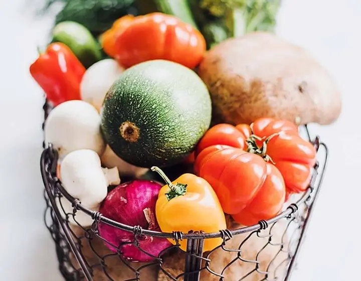 Panier de légumes frais : tomates, courgette, poivrons, champignons et brocoli.